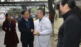 市三医院春节前走访慰问困难党员