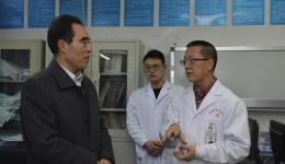 市卫健委党组书记、主任谢强看望慰问市三医院医护人员