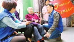 市三医院志愿者关爱独居空巢老人