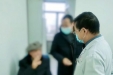 82岁大爷咳嗽了两年 没想到，竟是肺上卡了块骨头
