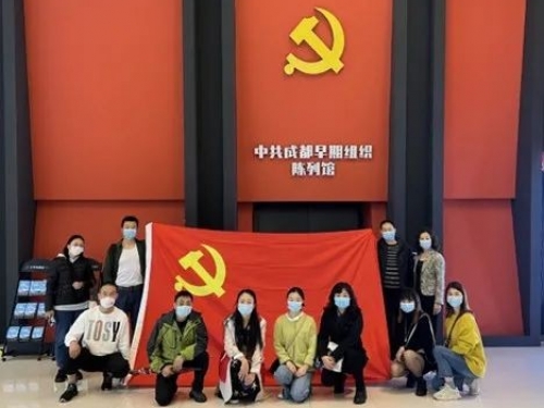 市三医院组织开展观看爱国影片《万里归途》主题党日活动